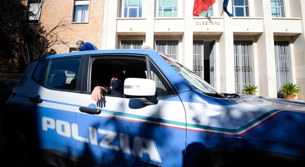 Latina, indagando su una bomba e un'auto crivellata la polizia sgomina banda di spacciatori