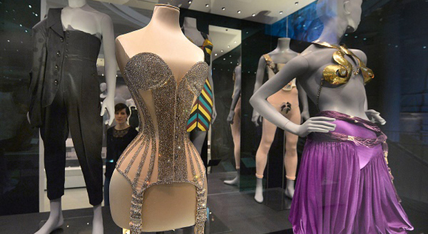 Dalle stecche di balena al tecno-intimo, la lingerie in mostra a Londra