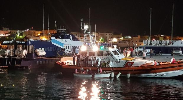 Lampedusa, sbarcano 70 migranti. Salvini: saranno espulsi. M5S attacca: inutile propaganda