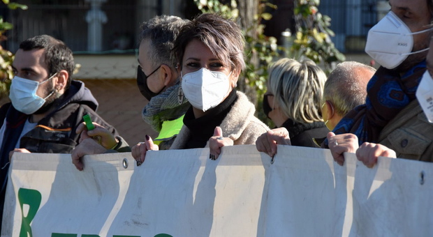 Treofan, a Terni corteo contro lo smantellamento della fabbrica: lavoratori per protesta sul silo