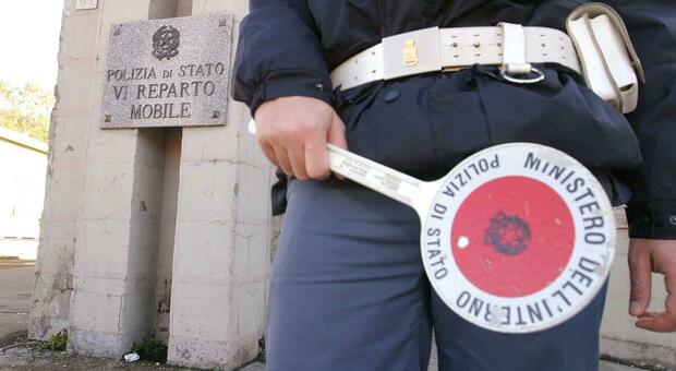 Roma, rapinato in strada a calci e pugni da falsi poliziotti: rubati 500 euro, vittima in codice rosso