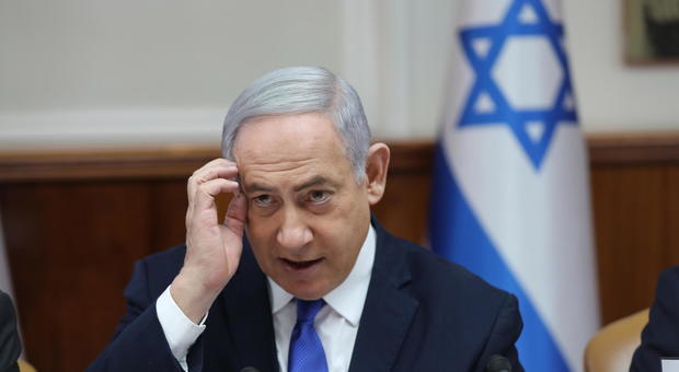 Israele, Netanyahu rinuncia all'immunità parlamentare: via al processo per corruzione e frode