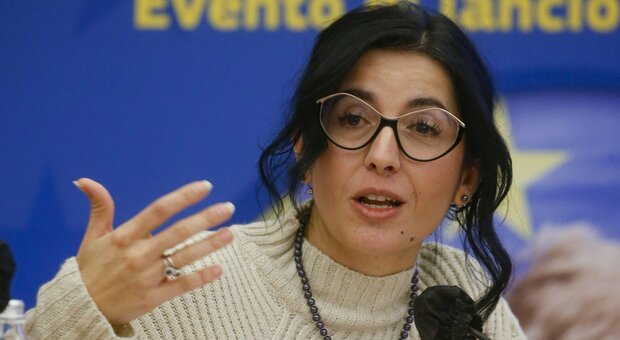 Fabiana Dadone borseggiata a Largo Chigi: rubato il pc alla ministra. Il ladro incastrato da un video