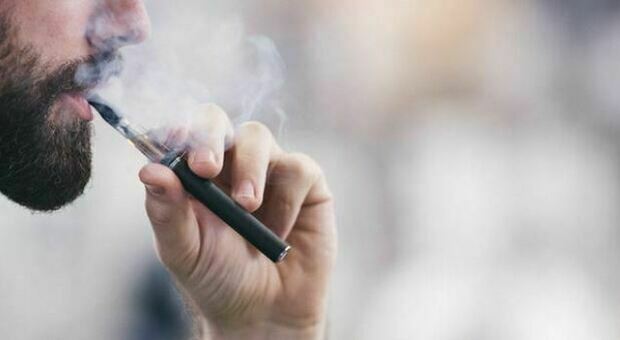 Fumo, effetto “svapo”: «La sigaretta elettronica aiuta la svolta e regala autostima»