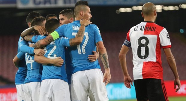 Napoli, spettacolo e gol contro il Feyenoord: festa per Insigne, Mertens e Callejon