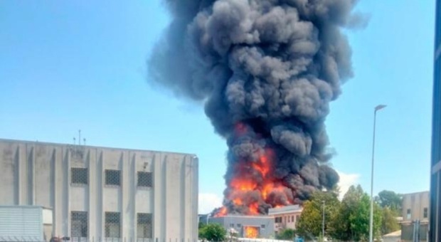 Furioso incendio in una fabbrica di vernici a Monterotondo, il sindaco di Fara ordina: finestre chiuse Il video dell'incendio