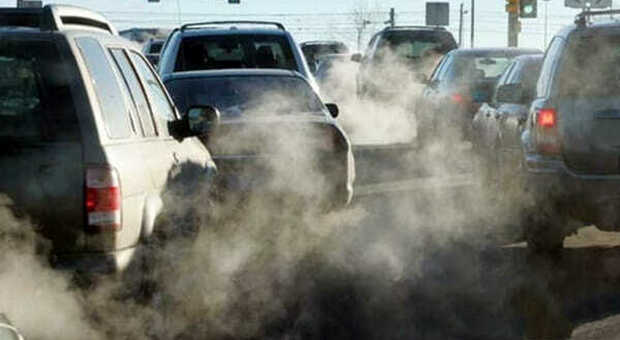 Smog, oggi e domani stop ai veicoli più inquinanti: le fasce orarie e le categorie