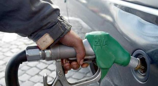 Lecce, distributore di benzina in tilt, automobilisti prelevano carburante gratis: denunciati per furto