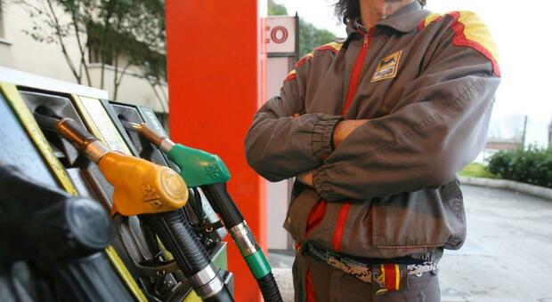 Tetto al prezzo della benzina, dove è stato già fatto? Croazia e Slovenia bloccano gli aumenti. In Italia costo medio inferiore a Francia, Spagna e Uk