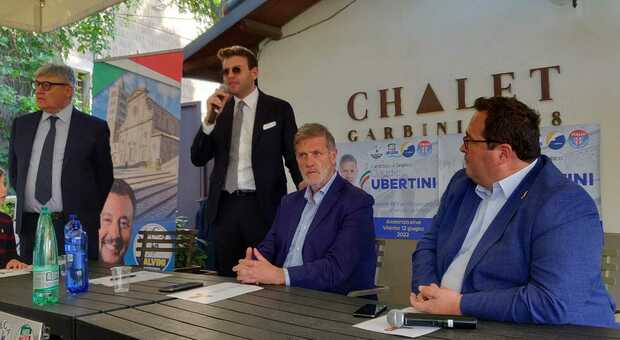 Da sinistra: il senatore Umberto Fusco, l'ex consigliere Stefano Evangelista, il candidato sindaco Claudio Ubertini e il deputato Claudio Durigon