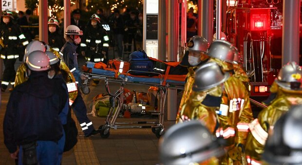 Tokyo, vestito da Joker assalta il metrò. Accoltella i passeggeri e dà fuoco al vagone: 15 feriti