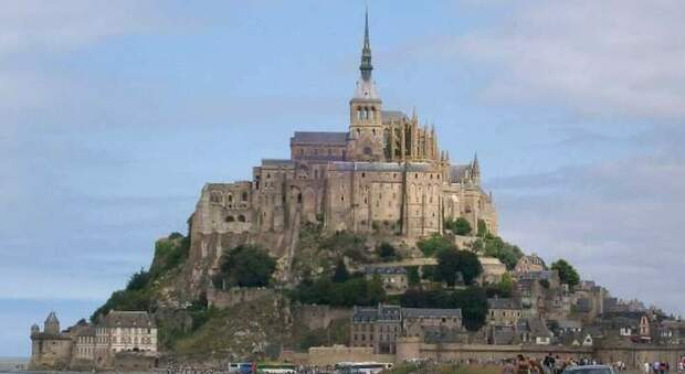 Mont Saint Michel, via al restauro dell'isola delle maree: impalcature alte come l'Arco di Trionfo (ma resterà aperta ai turisti)