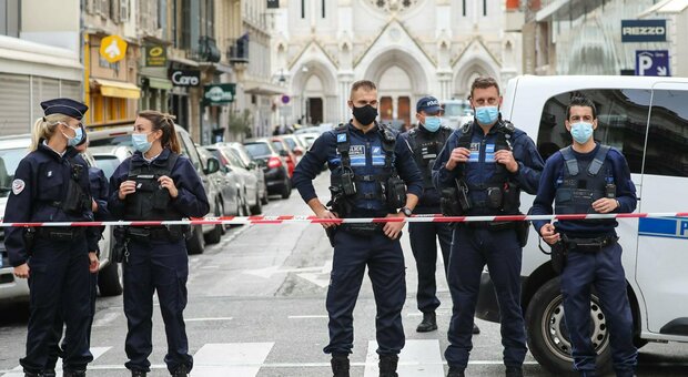 Nizza, attentato a Notre-Dame: tre morti, una donna quasi decapitata. La Francia riattiva lo stato d'emergenza attentati