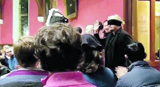 Beppe Grillo fischiato a Oxford attacca gli studenti: «Avete lasciato l'Italia»