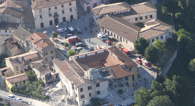 Il crollo del campanile di Accumoli ricostruito con le immagini di un drone: ecco come è morta il 24 agosto 2016 la famiglia Tuccio