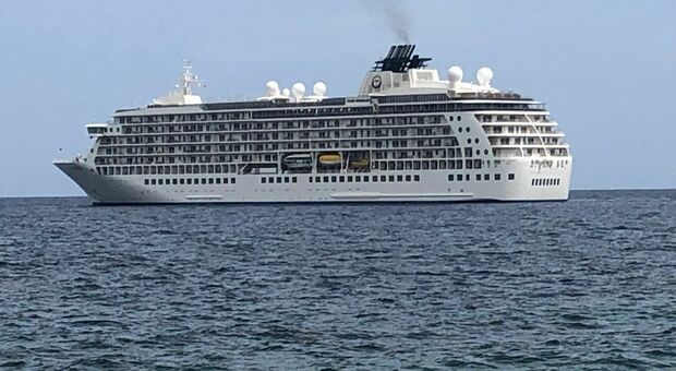 Otranto, arriva The World la nave da crociera più grande del mondo: a bordo negozi, appartamenti e campi da golf