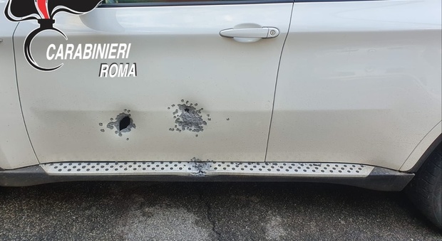 Roma, spara con un fucile contro la macchina del padre: si era rifiutato di dargli i soldi