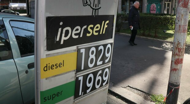 Benzina, tasse ridotte per abbassare i prezzi: al distributore tagli del 10%. Sì alle bollette a rate