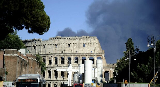 Roma, incendio a Centocelle: autodemolitori in fiamme. Evacuati due palazzi. «Chiudere le finestre e indossare la mascherina»