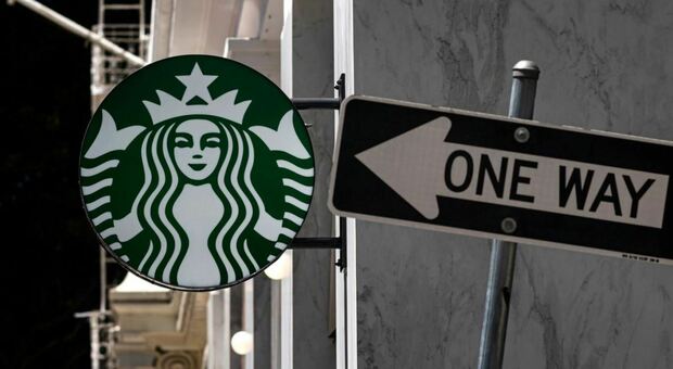 Aborto, Starbucks segue Amazon: rimborserà le dipendenti che vogliono abortire