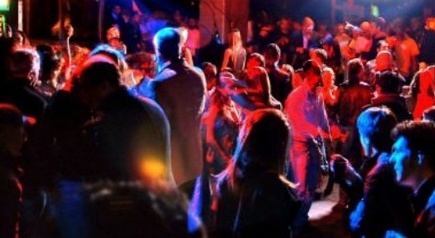 Verona, ladri in fuga scatenano il panico in discoteca con lo spray al peperoncino