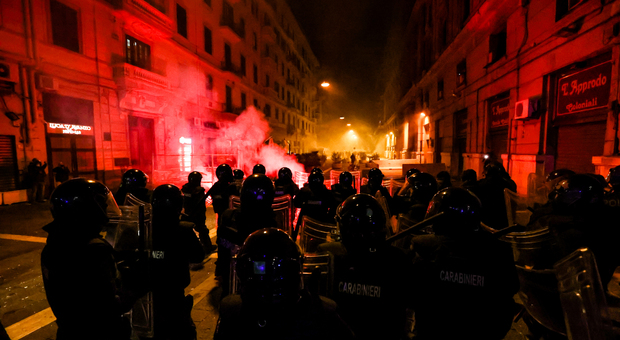 Coprifuoco, scontri e rivolta a Napoli. La commissione Antimafia: «Dietro c'era la regia dei clan di camorra»