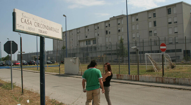 Alba Adriatica, carte false per far uscire l'amico dal carcere: denunciati entrambi