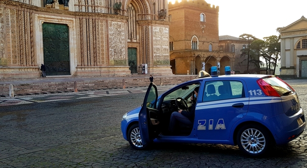 Orvieto, la Polizia denuncia una donna che tentava di adescare un anziano e un uomo alla guida senza patente