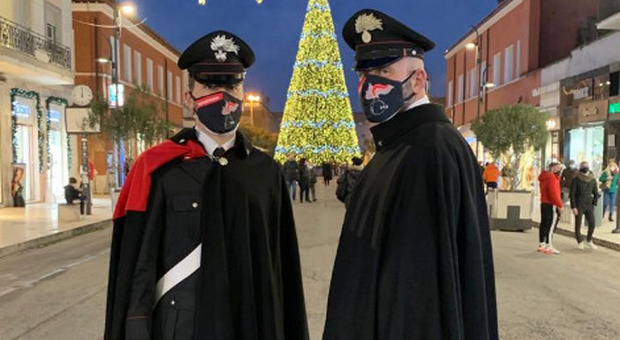 Carabinieri, pattuglie a piedi «tra la gente» con le classiche mantelle per le feste di Natale