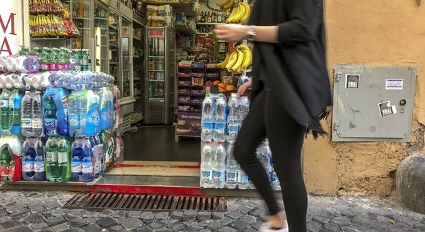 Roma, escrementi di topo e farmaci scaduti: chiuso minimarket a piazza Vittorio