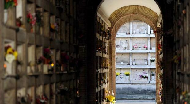 Cremazioni a Roma, l'ultima beffa: Ama compra container sbagliati. Duemila salme in attesa