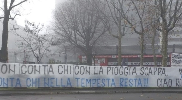 Inter, striscione dei tifosi contro Lukaku: «Non conta chi scappa, ma chi resta nella tempesta»