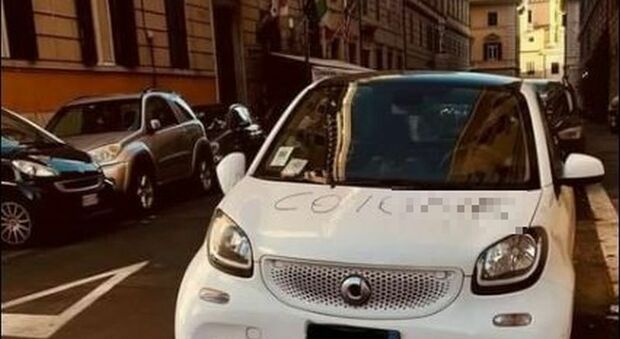 Roma, auto imbrattata con la scritta "Coglio...": così la "banda dello spray" si vendica sulle macchine in divieto