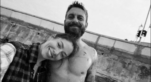 Daniele De Rossi e Sarah Felberbaum, il romantico post per l'anniversario di nozze: «Amore mio gigante»