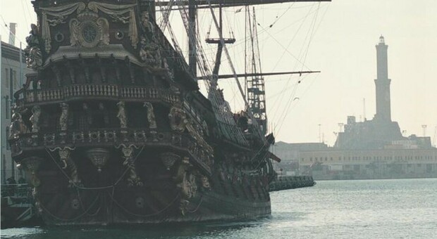 Genova, uomo cade in mare e muore davanti al galeone del film "Pirati" di Roman Polanski