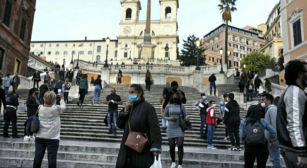 Roma, in due fermano un ragazzo con la scusa di un'informazione e lo derubano: arrestati