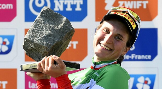 Parigi-Roubaix, Elisa Longo Borghini vince dominando ed è nella storia del ciclismo