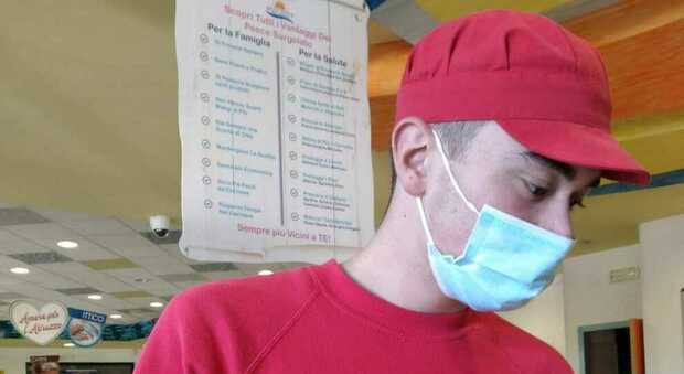 Giuseppe Pio D'Astolfo mentre lavora in un negozio di surgelati. Giovane in coma dopo un pugno, gli aggressori hanno il fiato sul collo