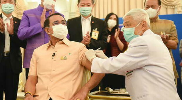 Thailandia, multato il primo ministro perchè non indossava la mascherina