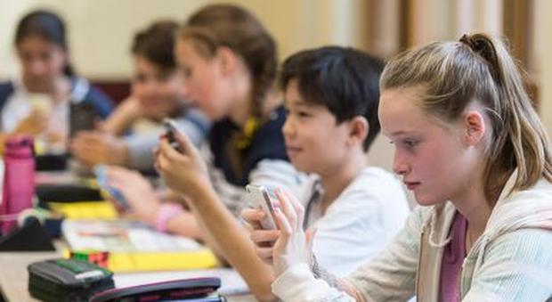 Telefonini vietati per alunni e prof: rivoluzione in classe