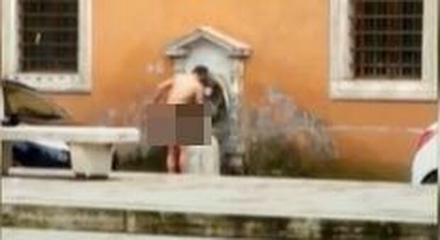 Roma, nudo si lava alla fontana a due passi dallla basilica San Pietro: degrado in via della Conciliazione