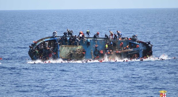 Migranti, 117 corpi reuperati in Libia. Naufragio a sud di Creta: centinaia di persone in mare