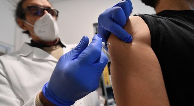 Vaccini, Speranza: "Terza dose dal 1 dicembre per i 40-60enni"