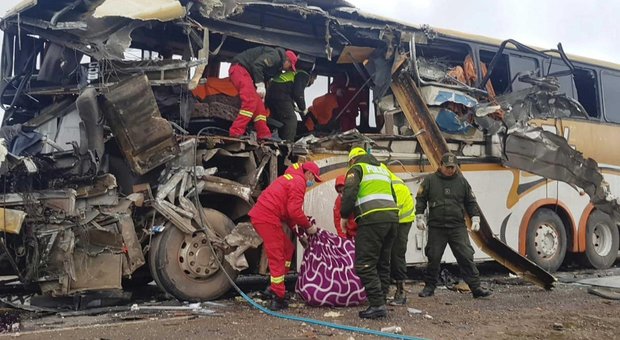 Spaventoso incidente tra due pullman in autostrada: almeno 22 morti e 37 feriti