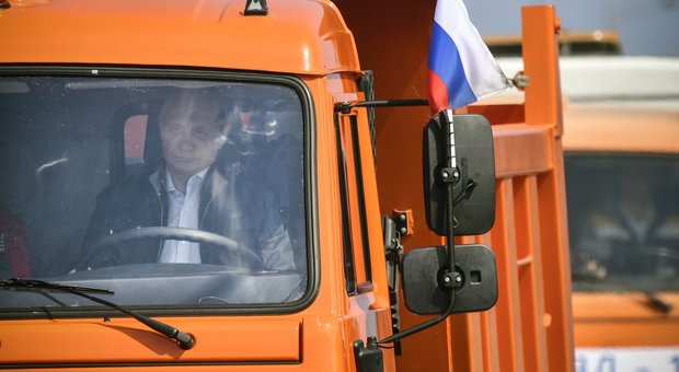 Putin guida il primo camion sul ponte che collega la Russia alla Crimea