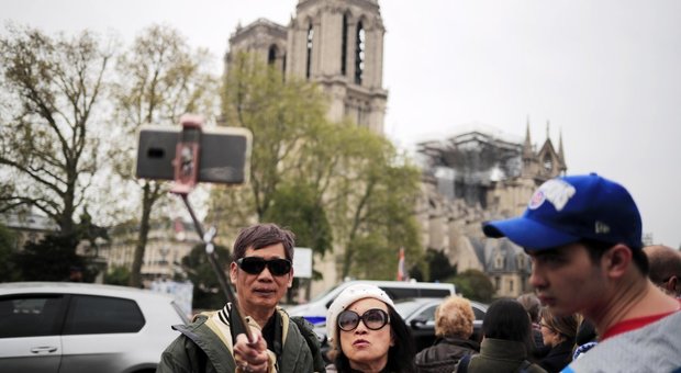 Notre Dame, i selfie dell'orrore davanti alla cattedrale sfregiata
