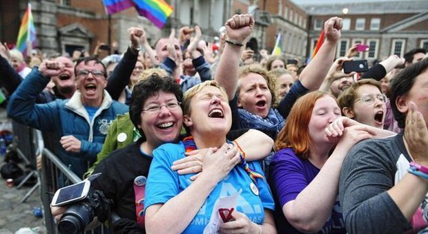 Matrimoni gay, l'Irlanda fa la storia: al referendum vincono i sì con il 62,1%