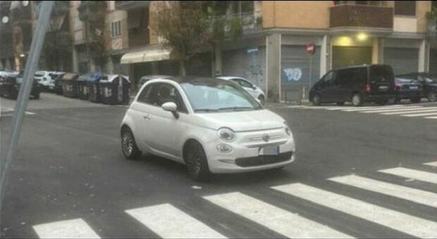 A Roma si passano 35 minuti al giorno alla ricerca di un parcheggio: ecco i quartieri (e gli orari) peggiori
