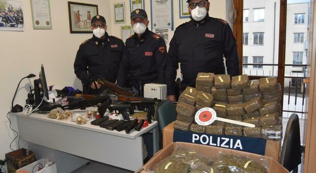 75 chili di droga, armi da guerra, esplosivo, bombe a mano: sette persone arrestate a Fondi