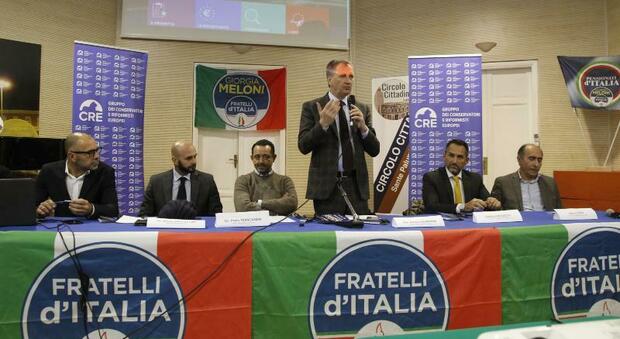 Nicola Calandrini (in piedi) a un'iniziativa di Fratelli d'Italia